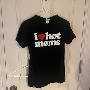 i love hot moms t shirt size small